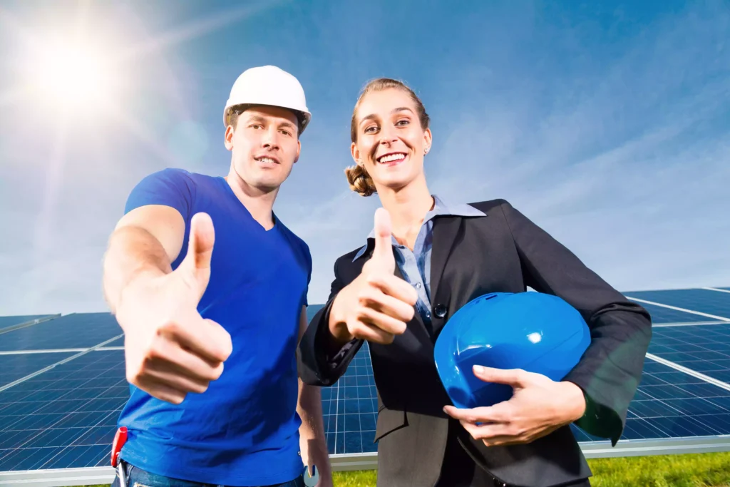 homem e mulher divulgar-sua-empresa-de-energia-fotovoltaica