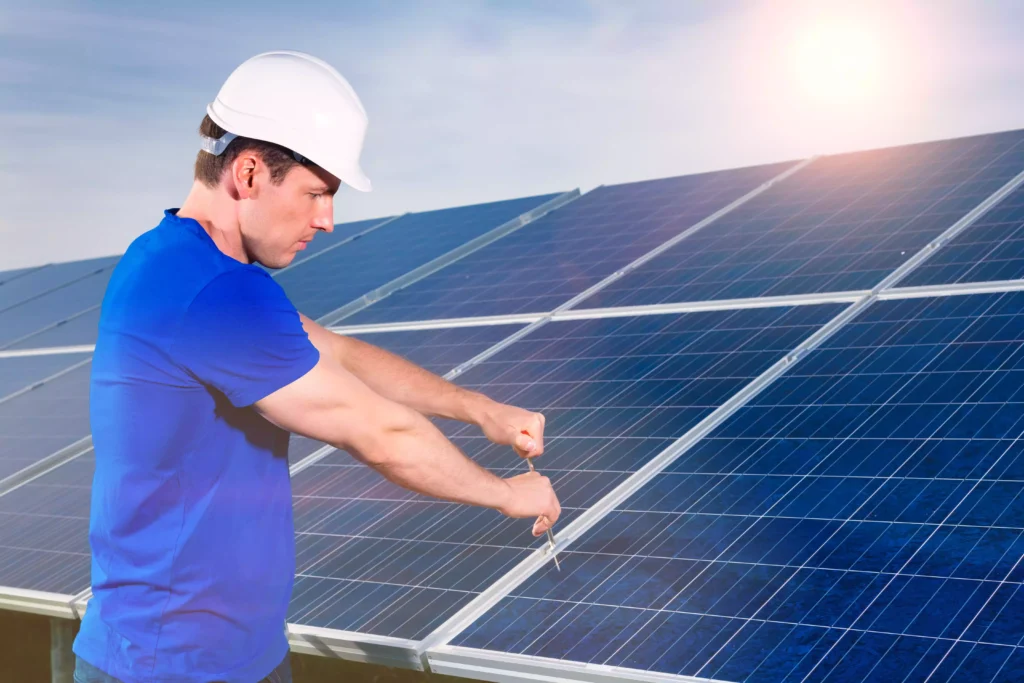 Homem fazendo instalação de painéis solares 