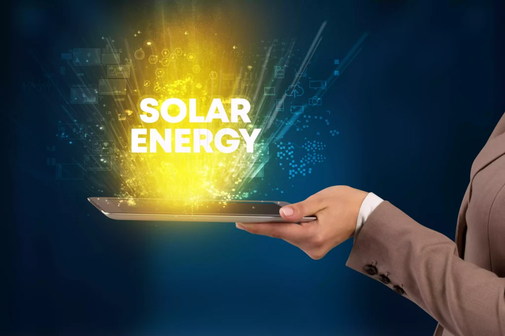 Homem segurando um tablet do marketing-em-midias-sociais-energia-solar