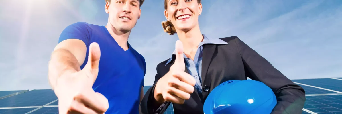 homem e mulher divulgar-sua-empresa-de-energia-fotovoltaica